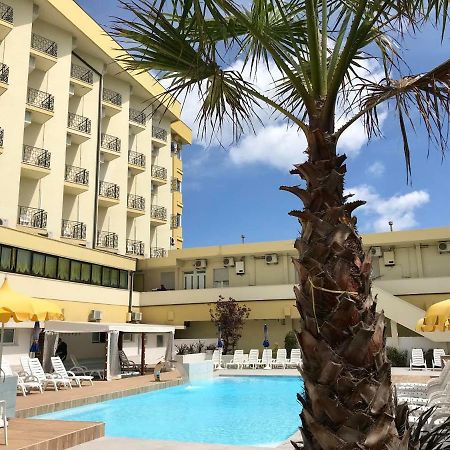 Hotel Montmartre Rimini Esterno foto