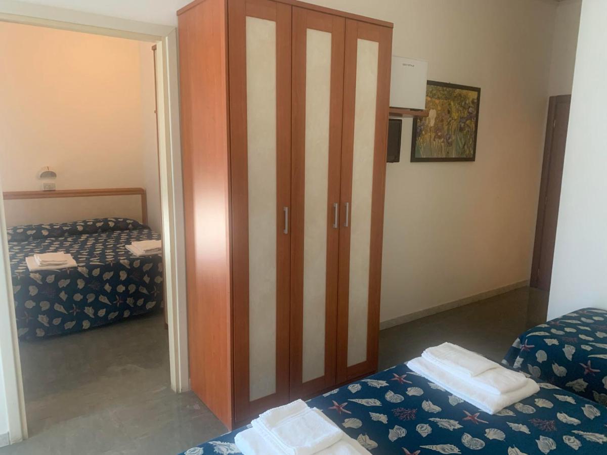 Hotel Montmartre Rimini Esterno foto