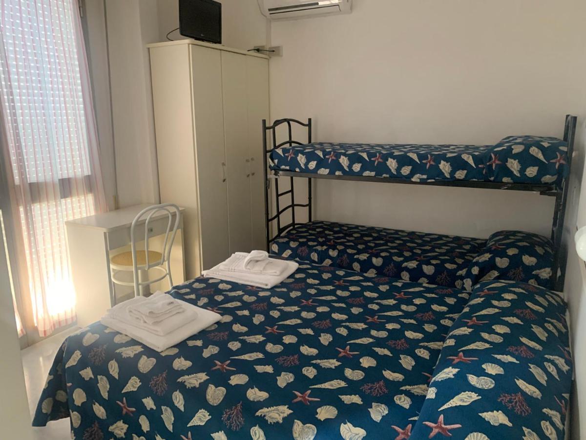 Hotel Montmartre Rimini Esterno foto