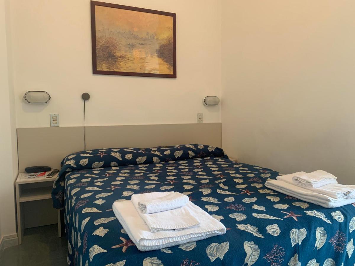 Hotel Montmartre Rimini Esterno foto