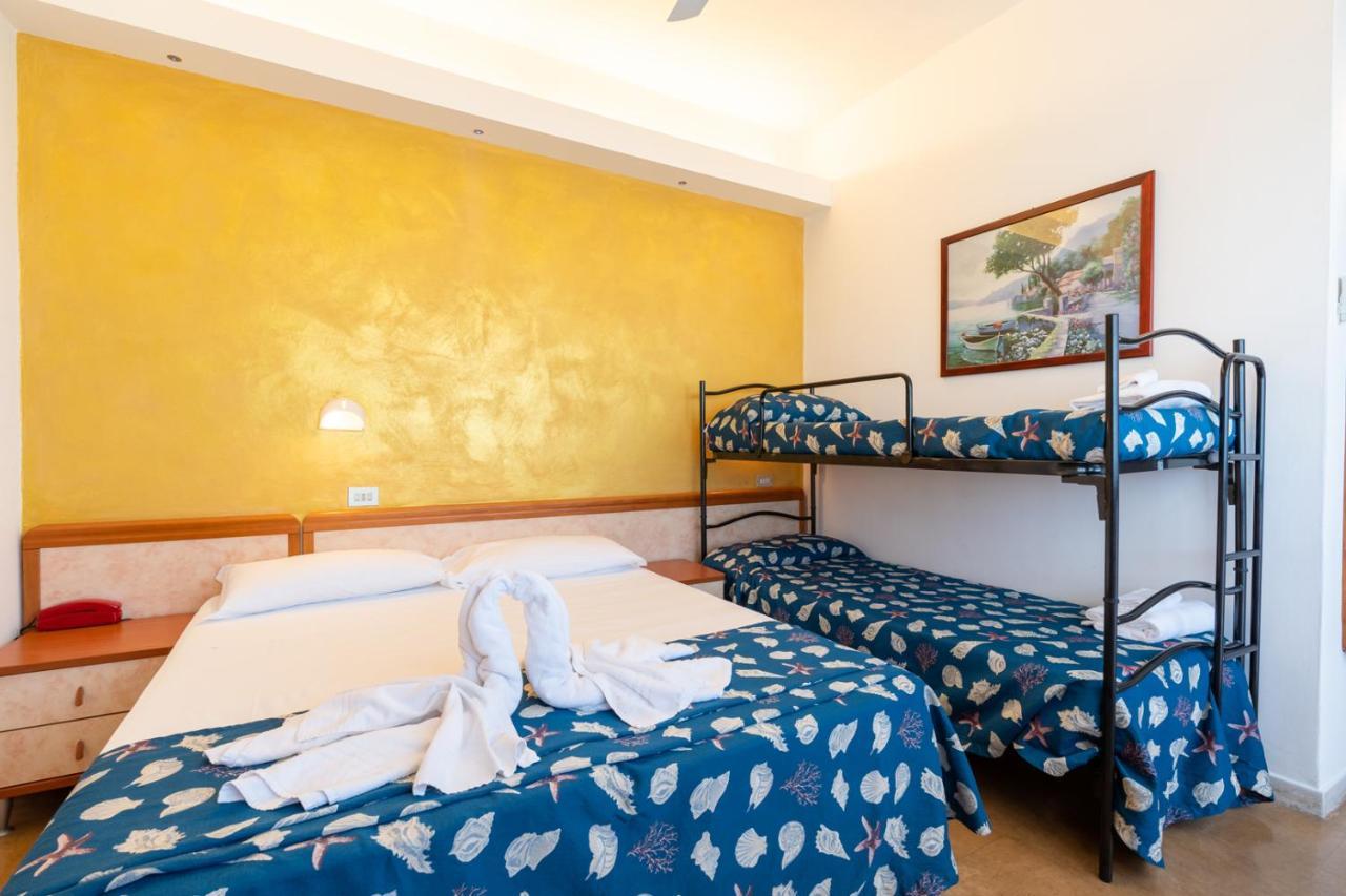 Hotel Montmartre Rimini Esterno foto