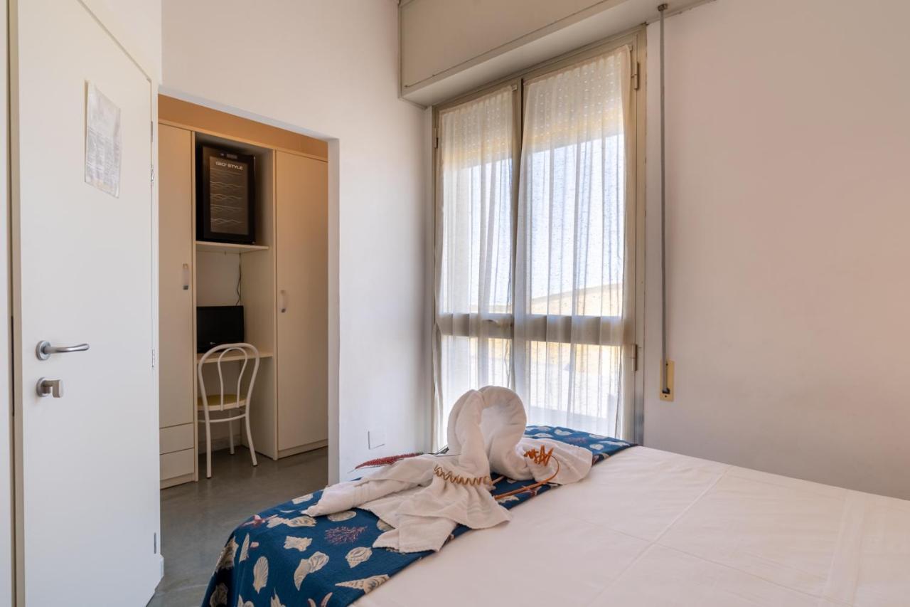 Hotel Montmartre Rimini Esterno foto