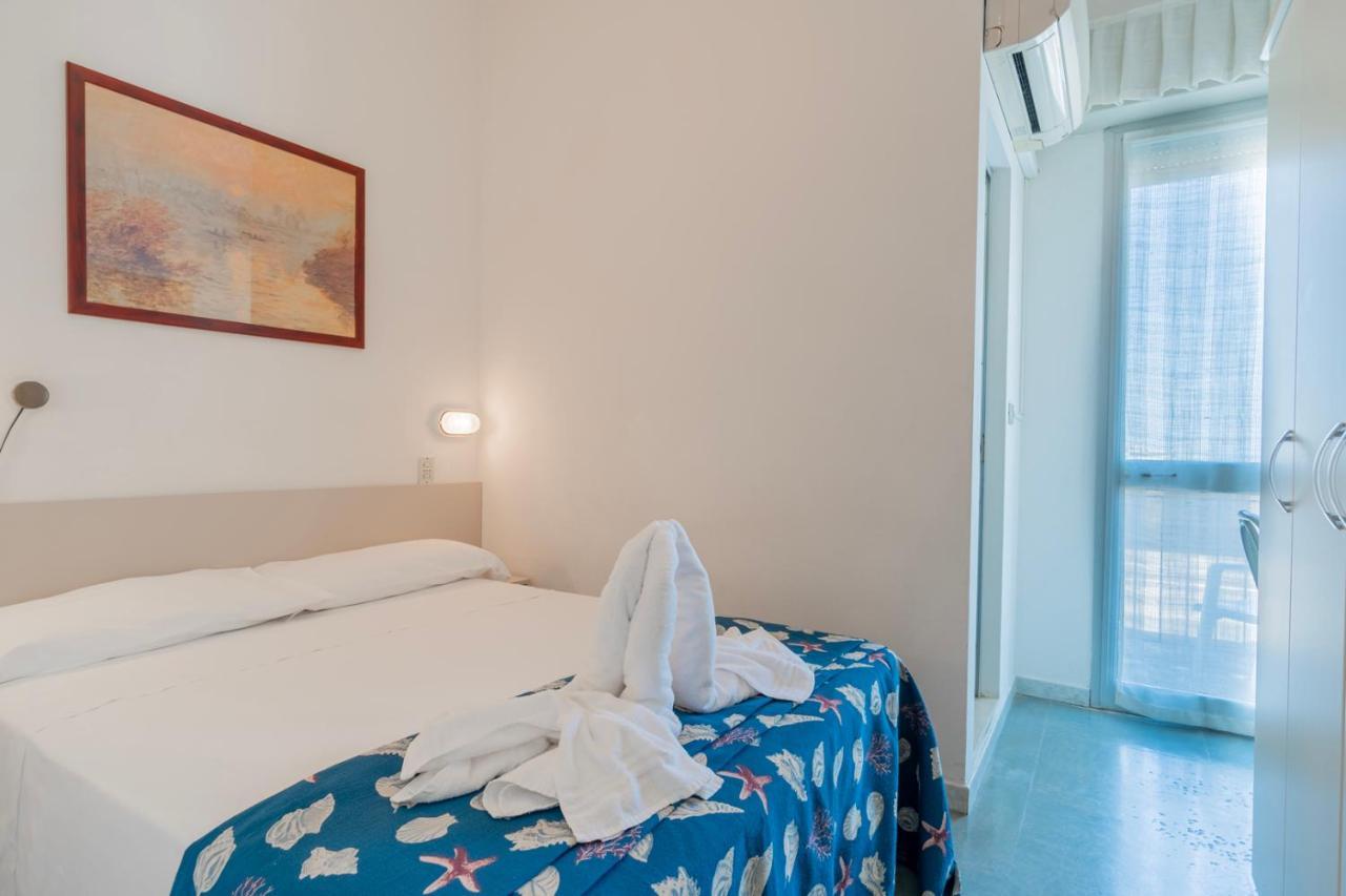 Hotel Montmartre Rimini Esterno foto