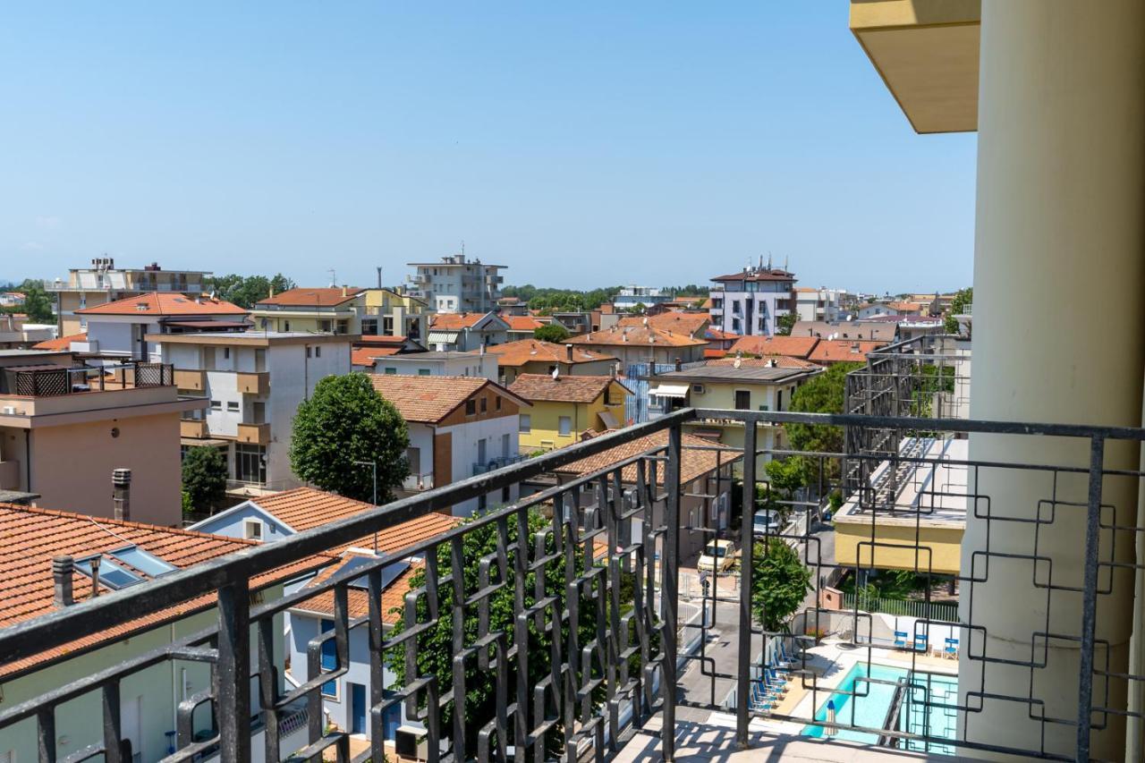 Hotel Montmartre Rimini Esterno foto