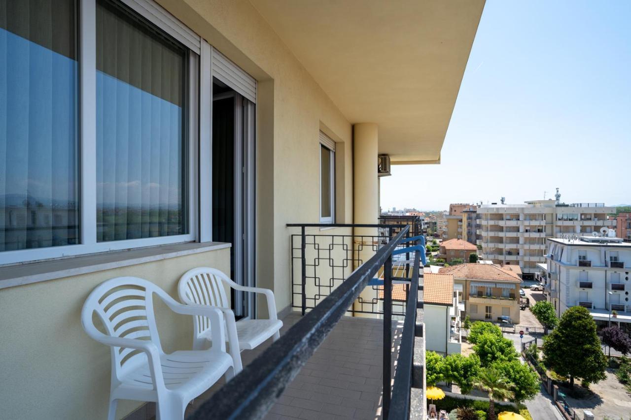 Hotel Montmartre Rimini Esterno foto