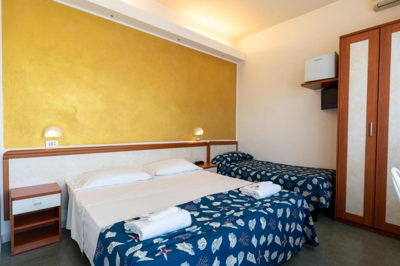 Hotel Montmartre Rimini Esterno foto