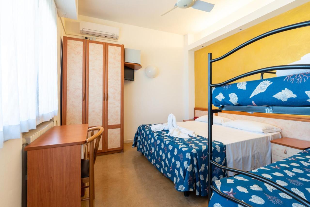 Hotel Montmartre Rimini Esterno foto