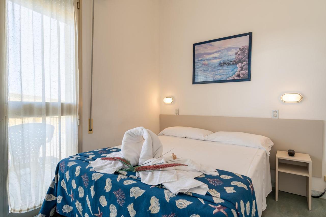 Hotel Montmartre Rimini Esterno foto