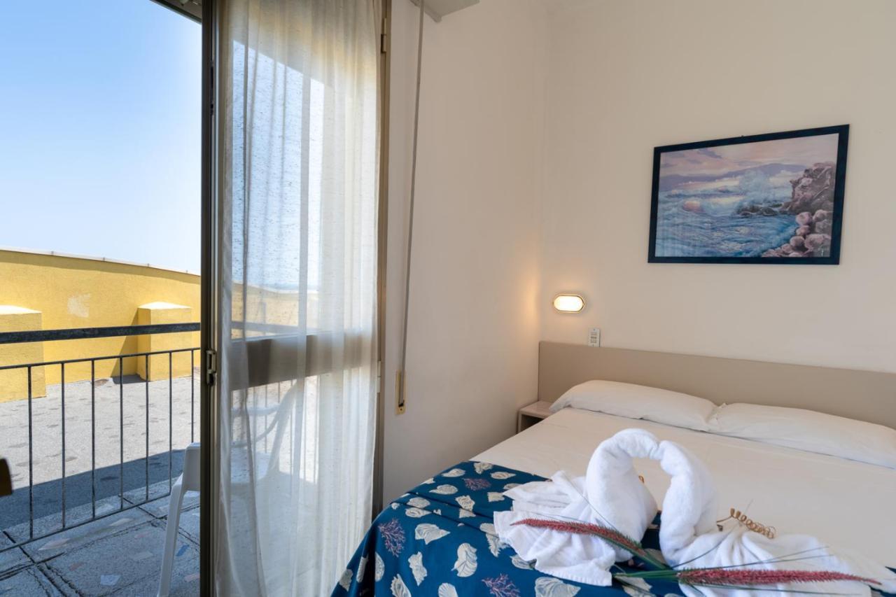 Hotel Montmartre Rimini Esterno foto