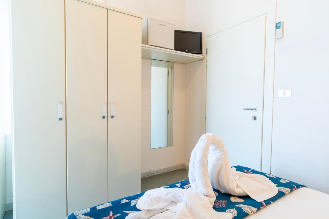 Hotel Montmartre Rimini Esterno foto
