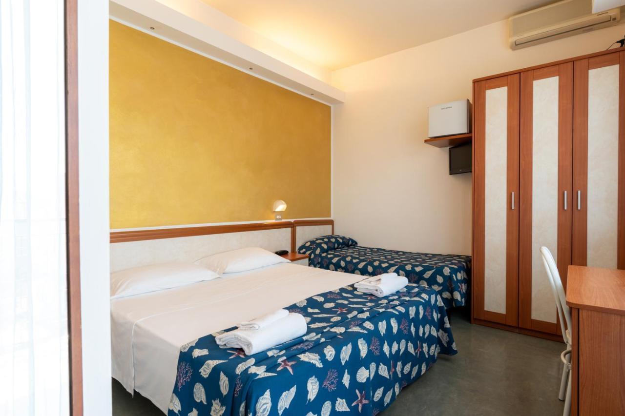 Hotel Montmartre Rimini Esterno foto