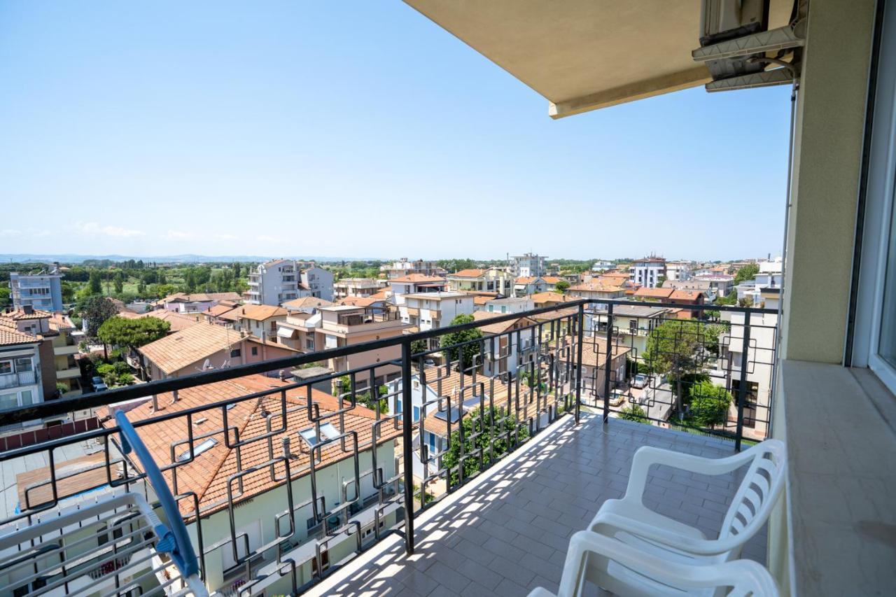Hotel Montmartre Rimini Esterno foto