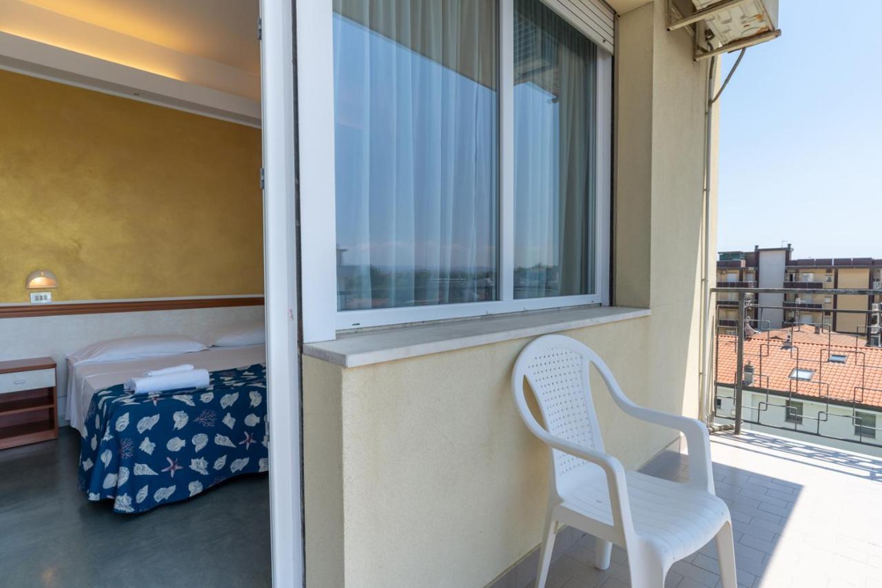 Hotel Montmartre Rimini Esterno foto