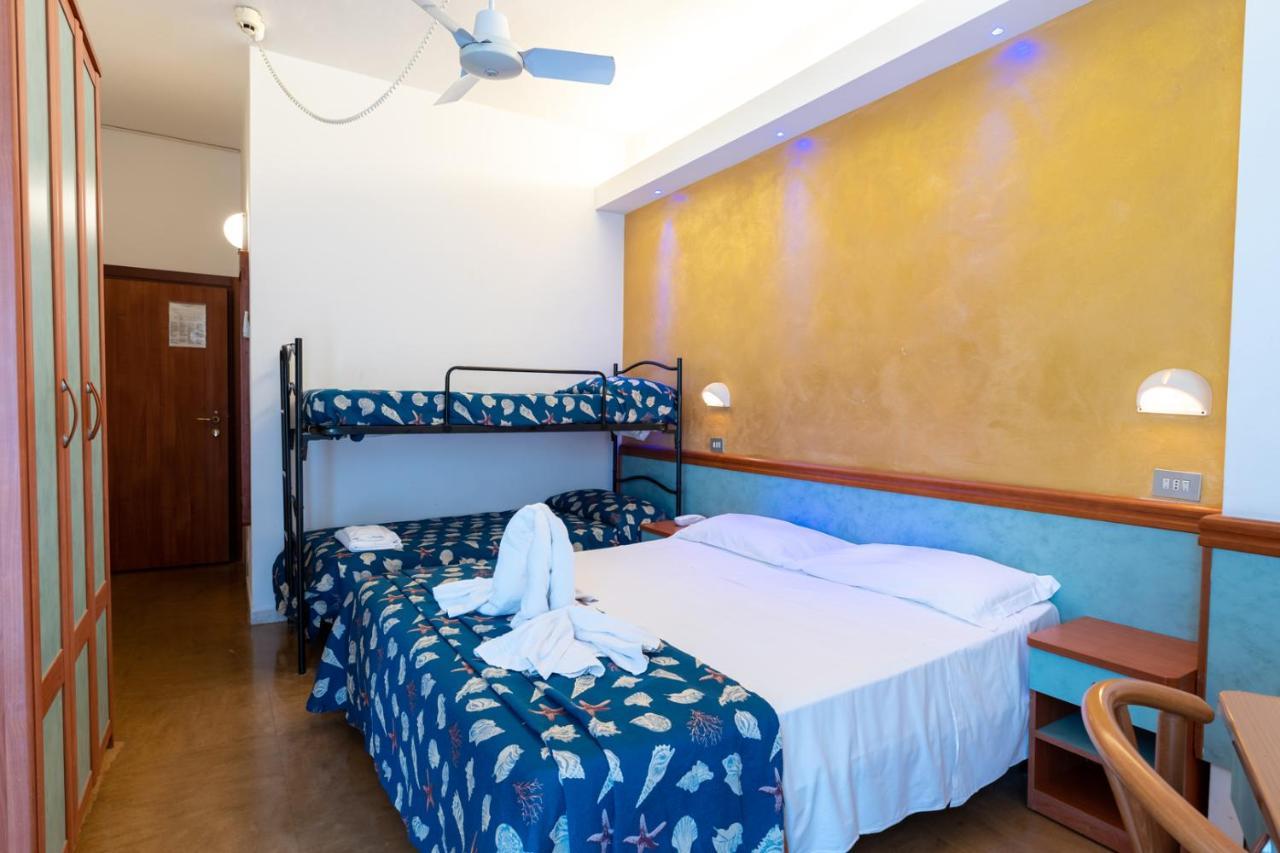 Hotel Montmartre Rimini Esterno foto