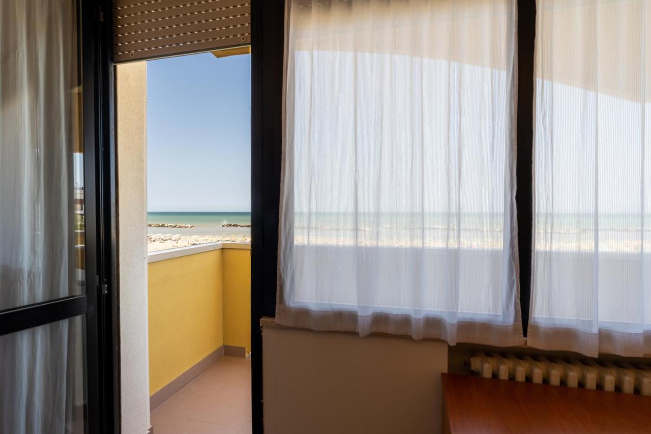 Hotel Montmartre Rimini Esterno foto