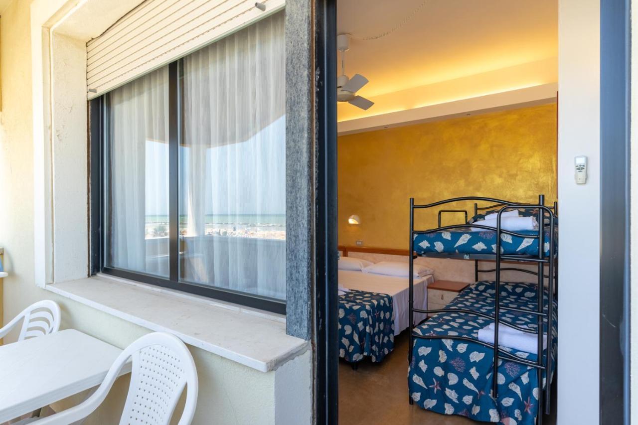 Hotel Montmartre Rimini Esterno foto