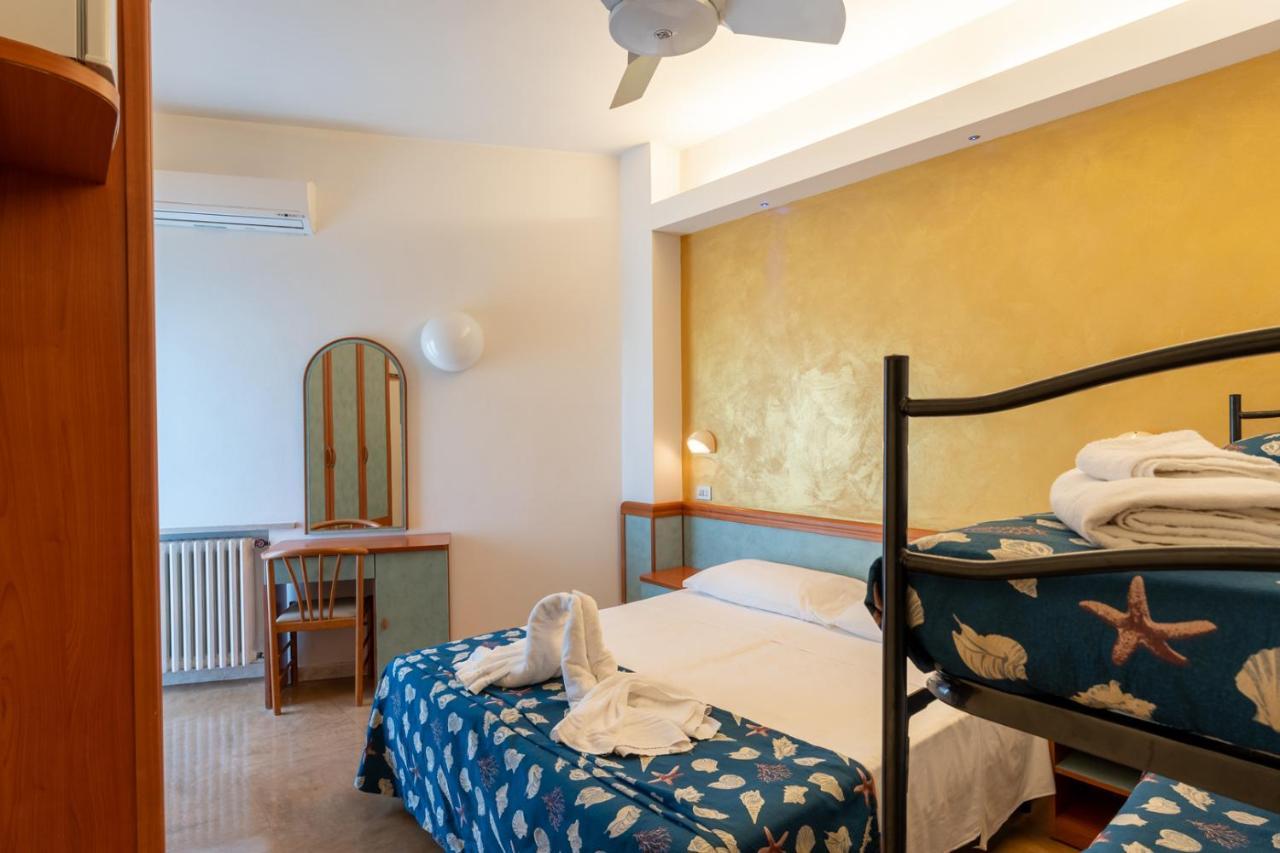 Hotel Montmartre Rimini Esterno foto
