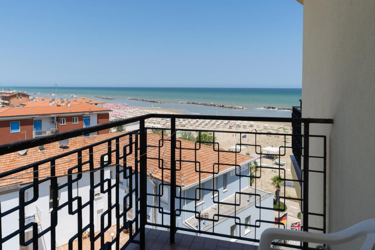 Hotel Montmartre Rimini Esterno foto