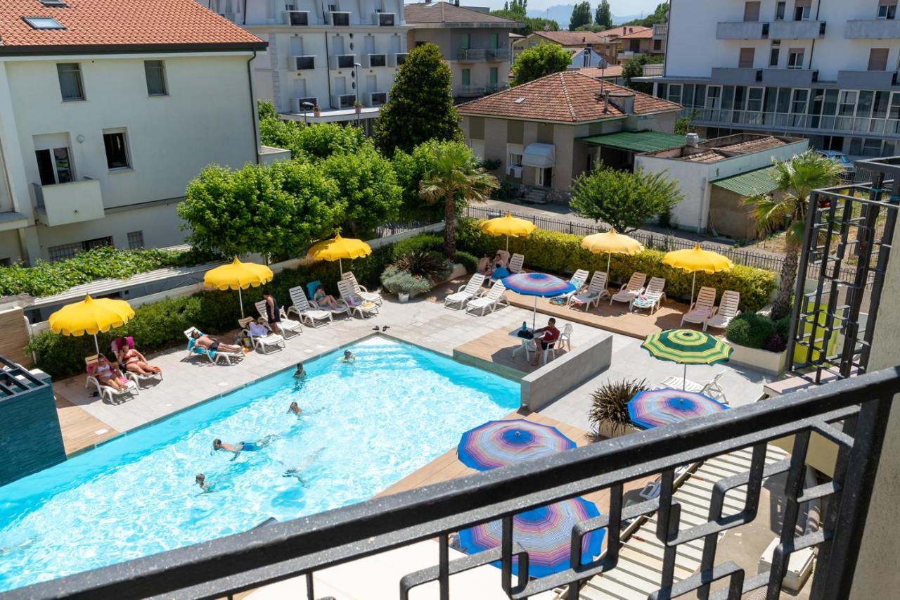 Hotel Montmartre Rimini Esterno foto