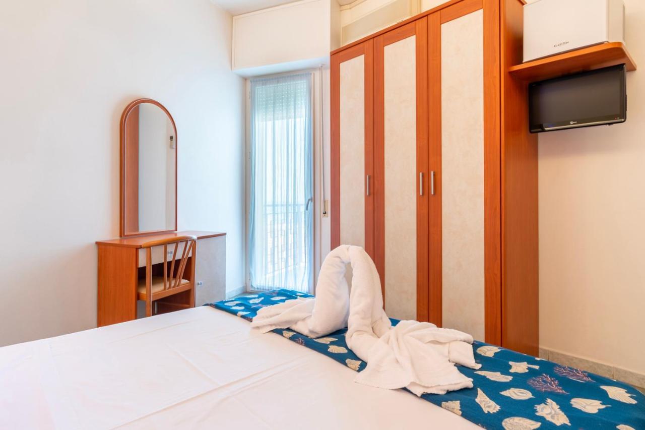 Hotel Montmartre Rimini Esterno foto