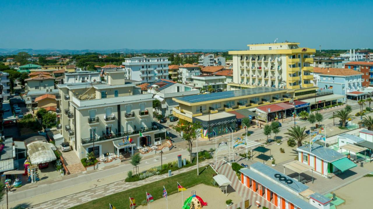 Hotel Montmartre Rimini Esterno foto