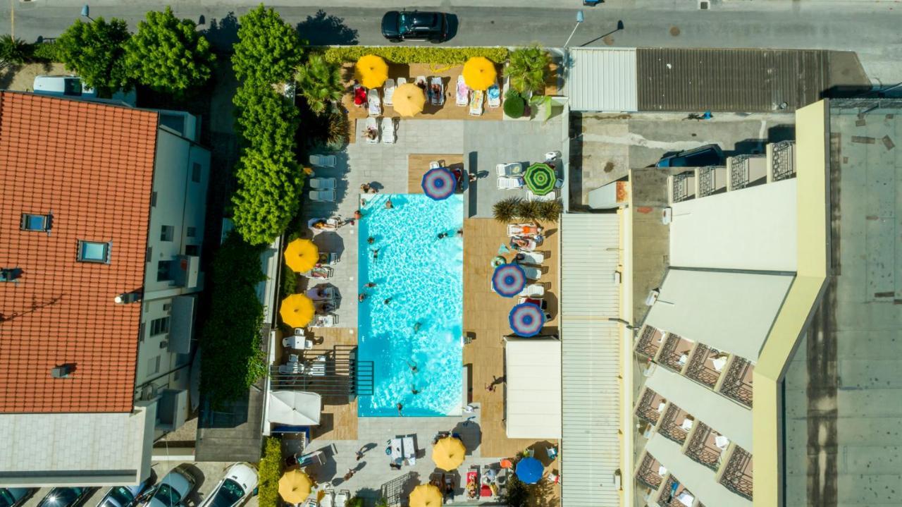 Hotel Montmartre Rimini Esterno foto