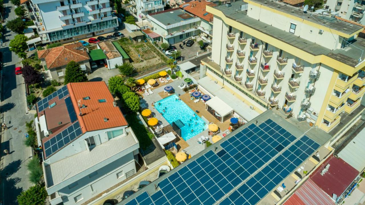 Hotel Montmartre Rimini Esterno foto