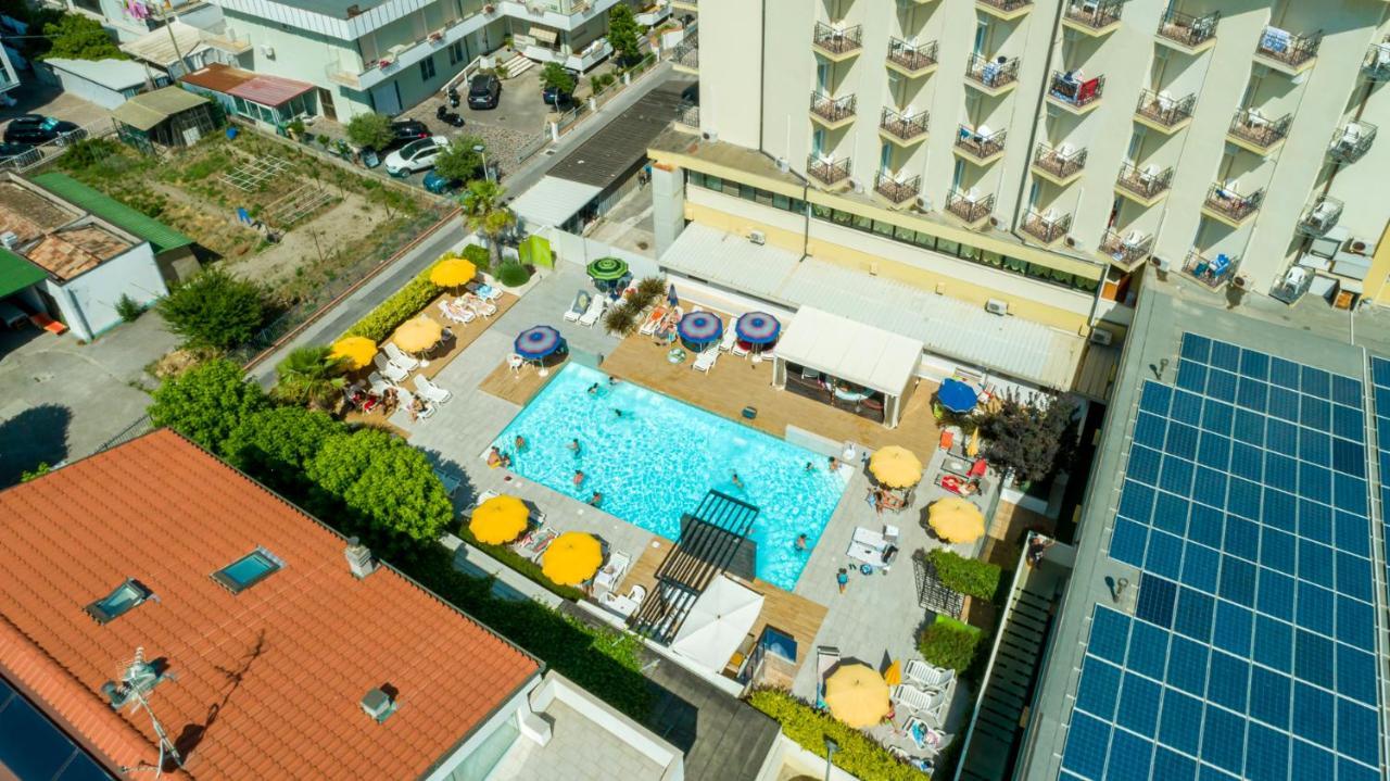 Hotel Montmartre Rimini Esterno foto