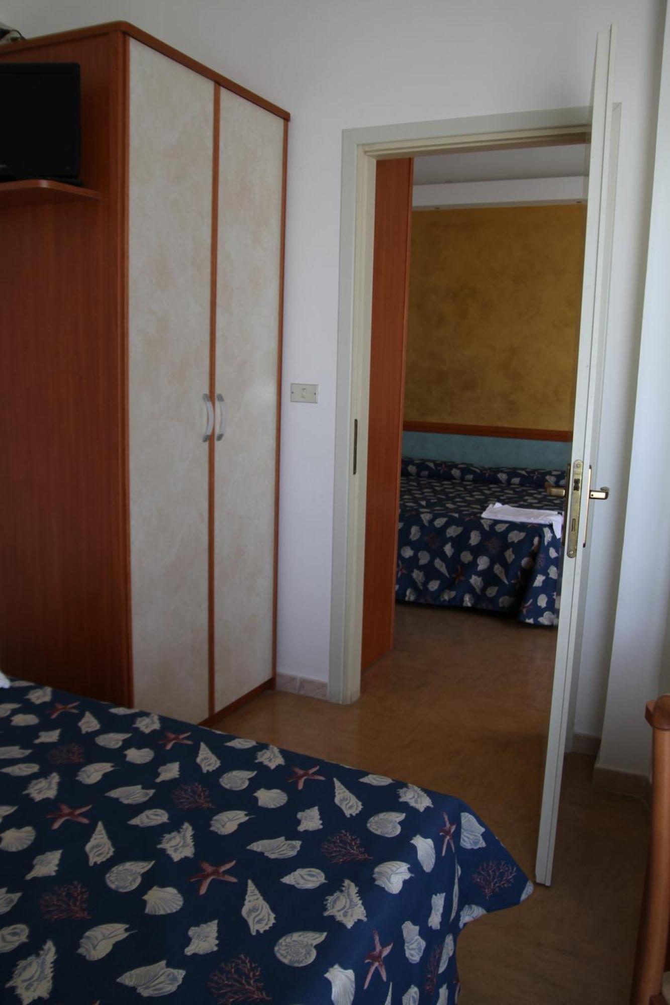 Hotel Montmartre Rimini Esterno foto