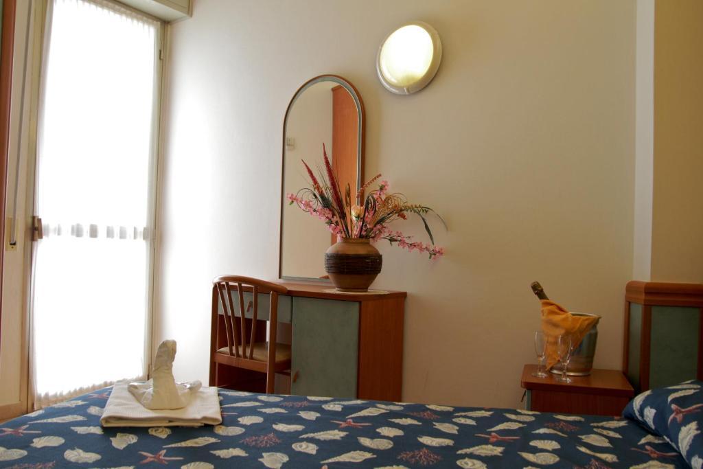 Hotel Montmartre Rimini Esterno foto