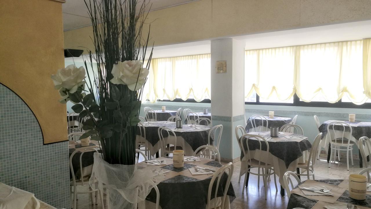 Hotel Montmartre Rimini Esterno foto