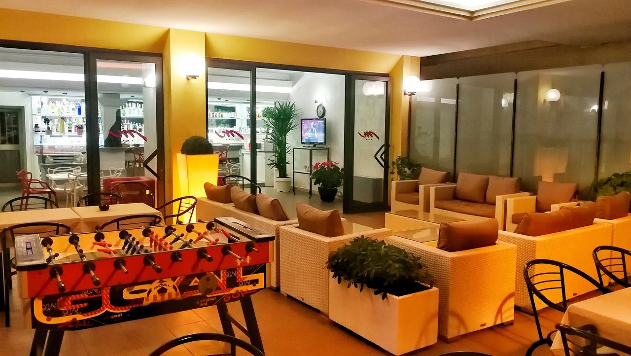 Hotel Montmartre Rimini Esterno foto