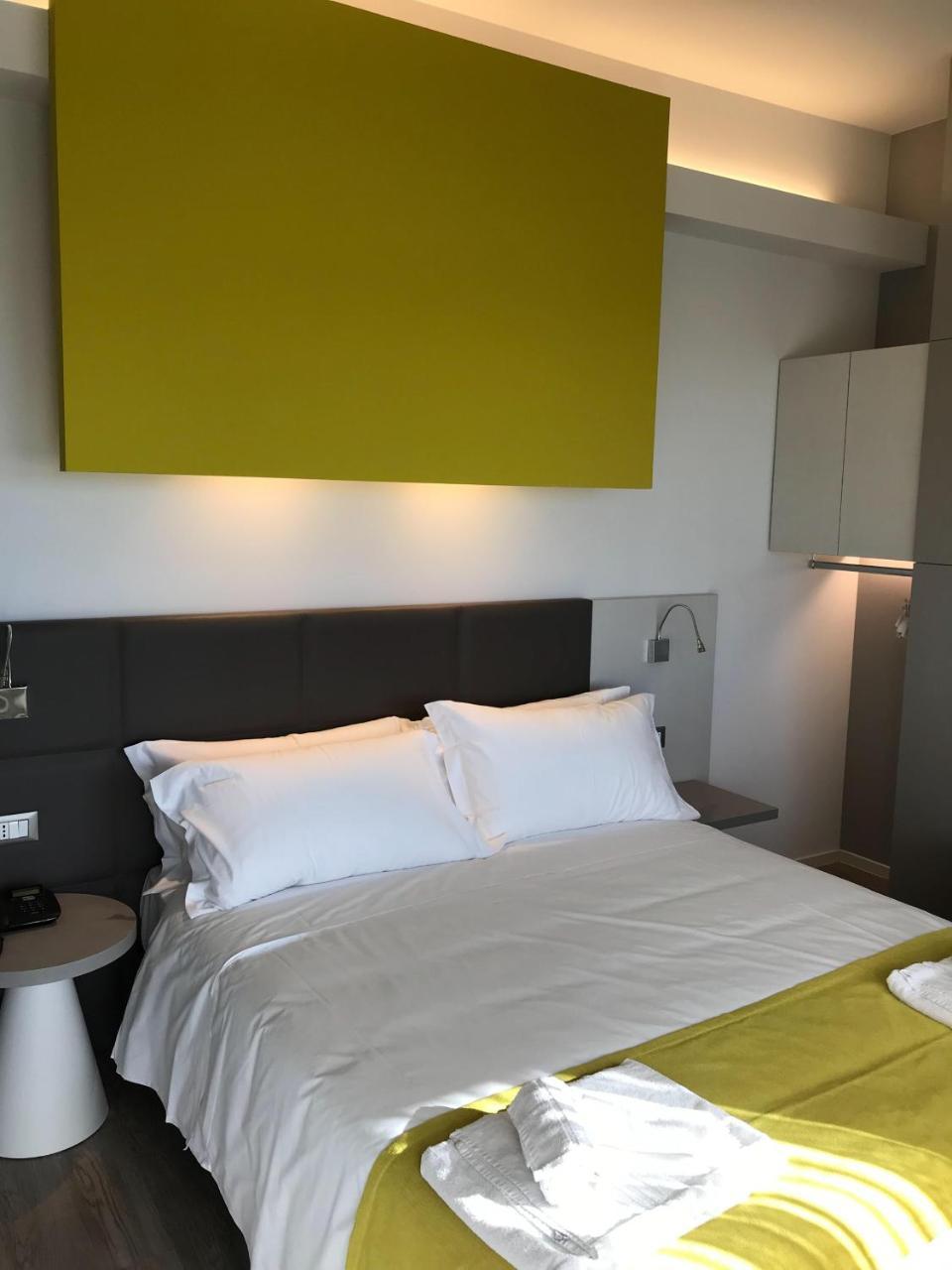 Hotel Montmartre Rimini Esterno foto