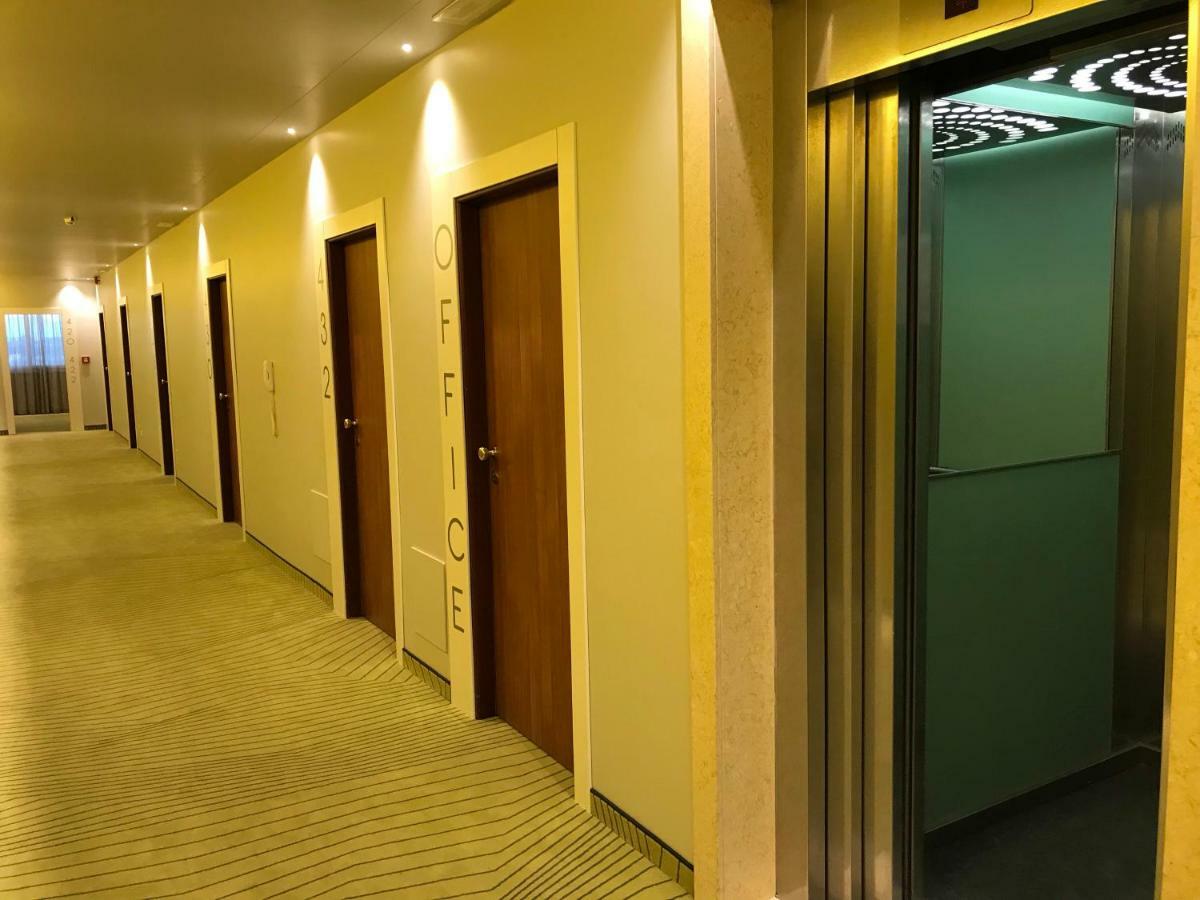 Hotel Montmartre Rimini Esterno foto