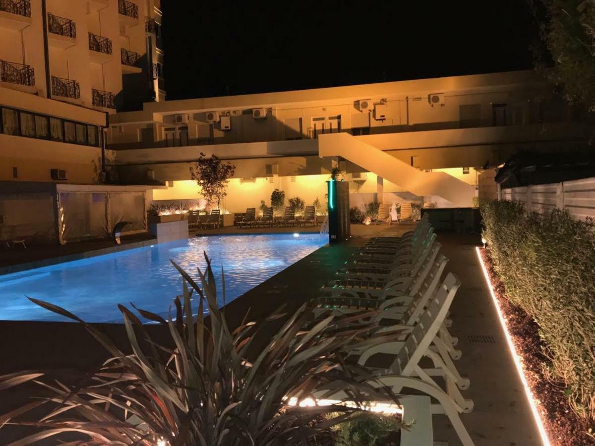 Hotel Montmartre Rimini Esterno foto