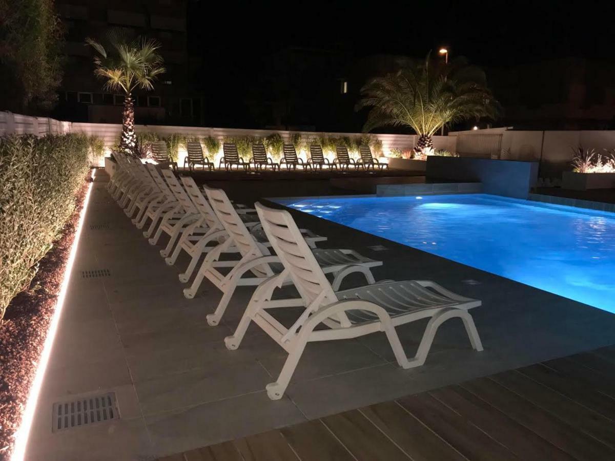 Hotel Montmartre Rimini Esterno foto