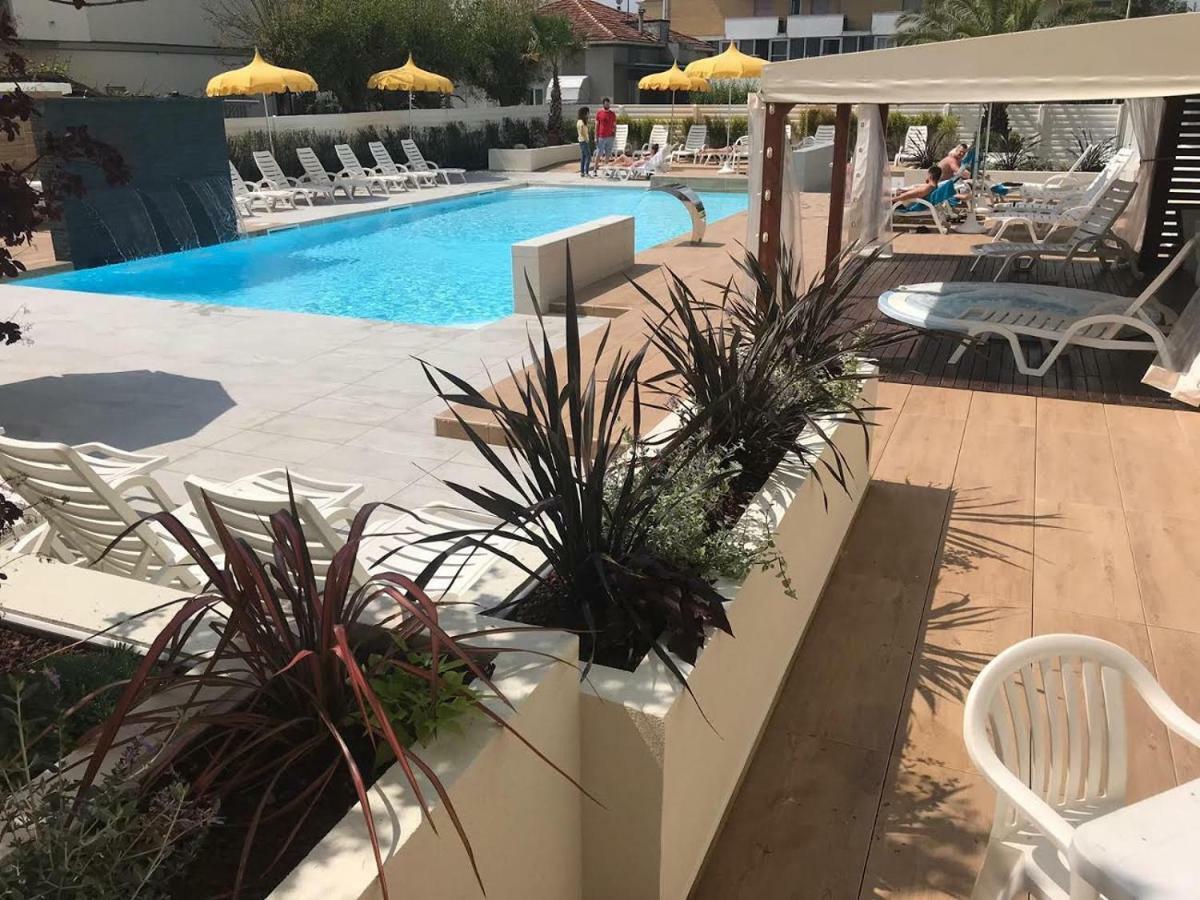 Hotel Montmartre Rimini Esterno foto