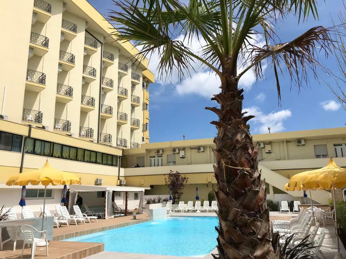 Hotel Montmartre Rimini Esterno foto