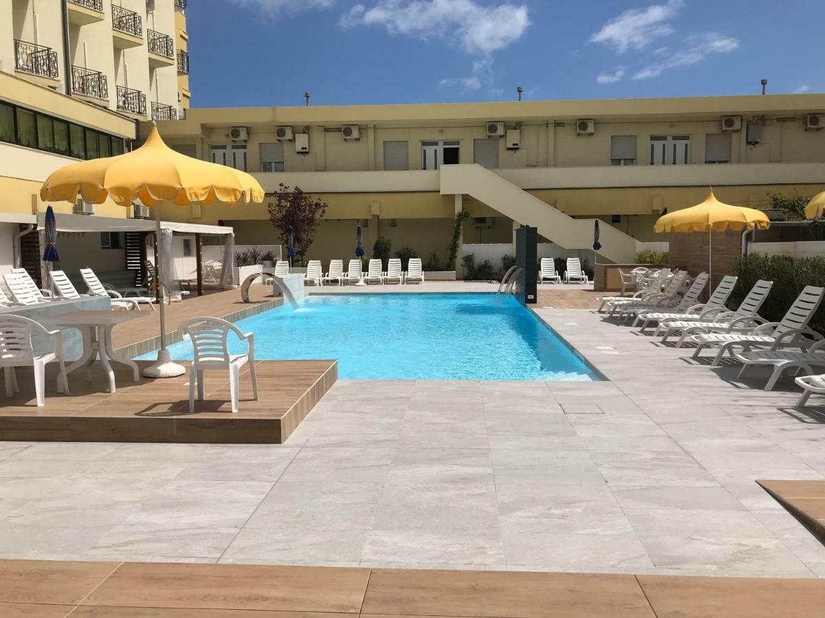 Hotel Montmartre Rimini Esterno foto