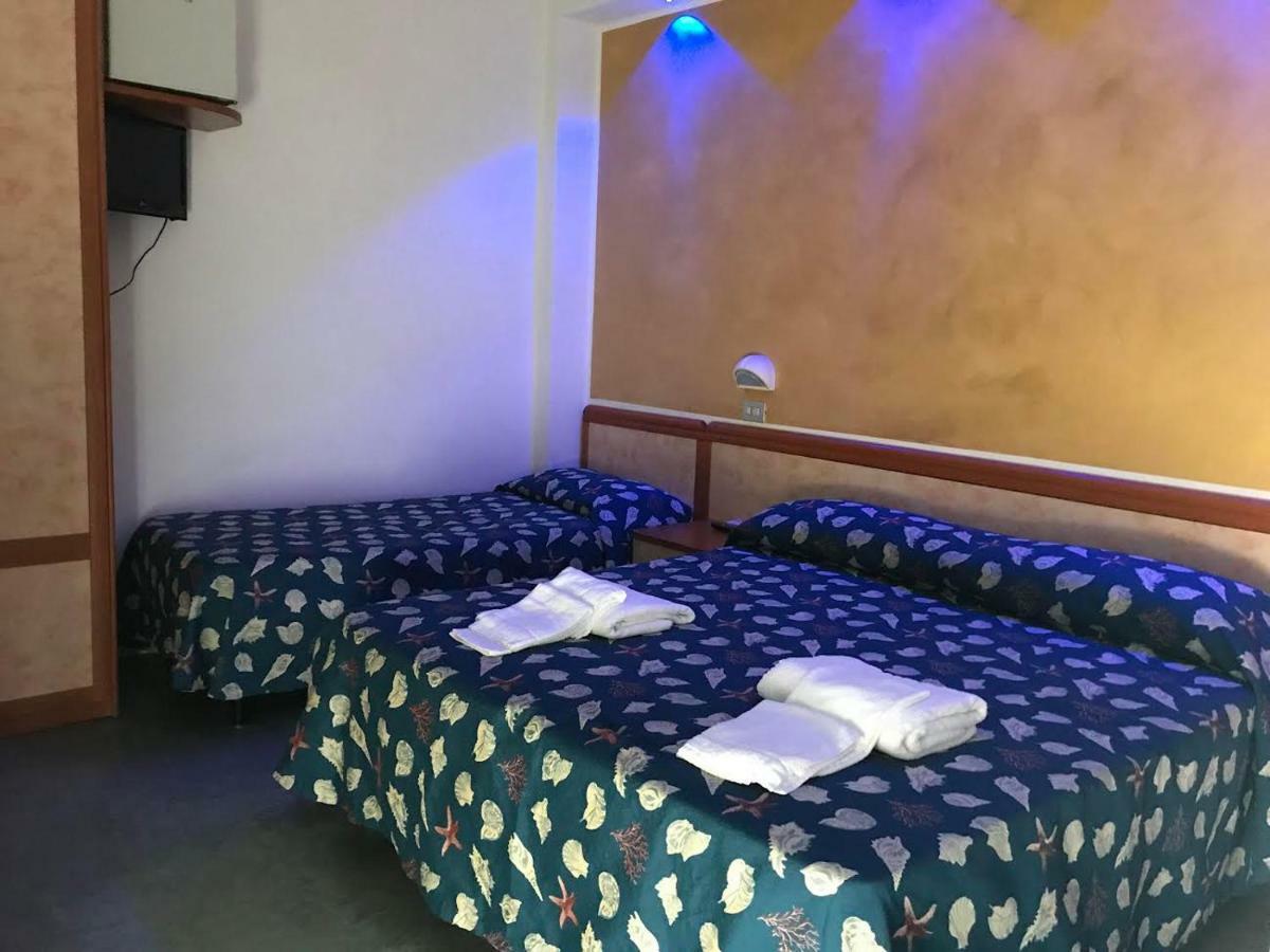 Hotel Montmartre Rimini Esterno foto