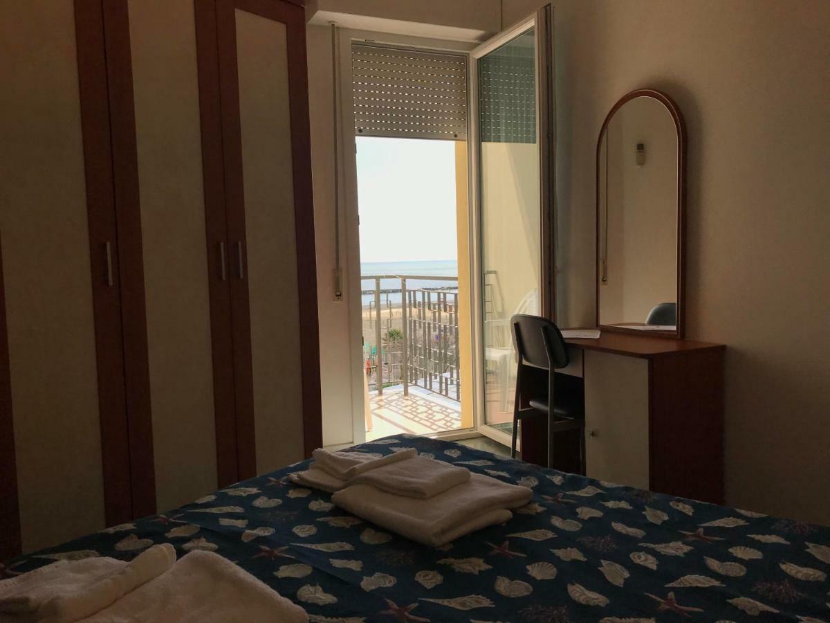Hotel Montmartre Rimini Esterno foto
