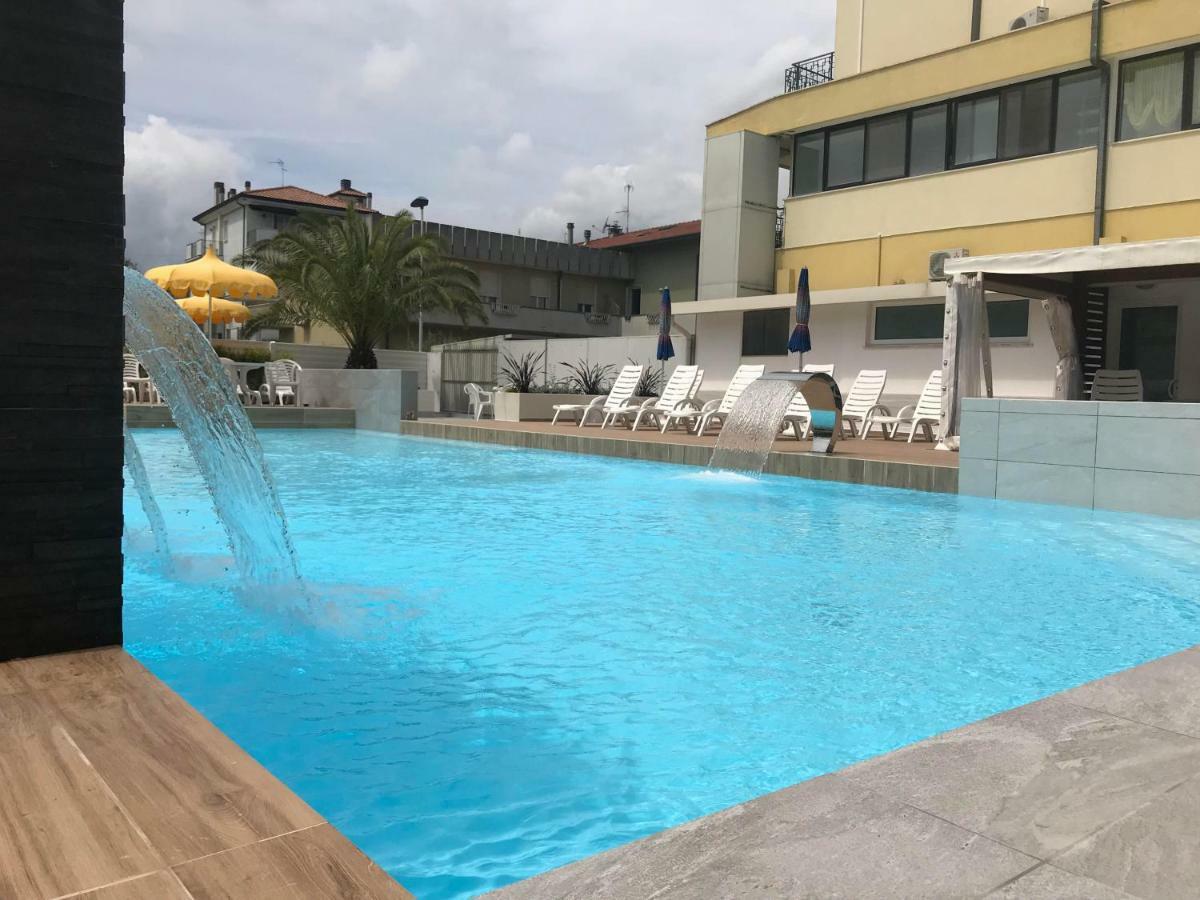Hotel Montmartre Rimini Esterno foto